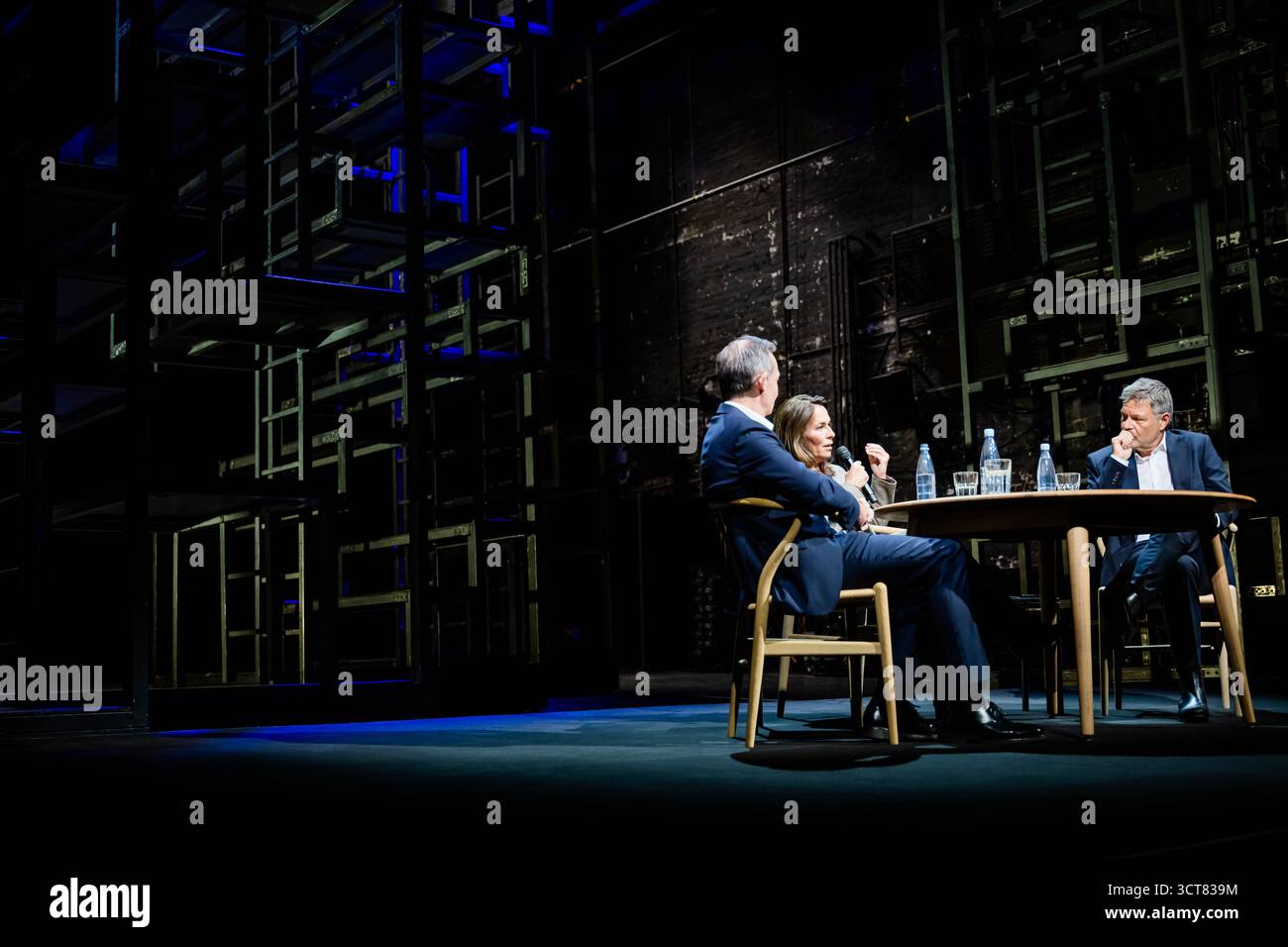 Berlin, Deutschland. Oktober 2025. Robert Habeck (Bündnis 90/die Grünen, (r-l)), Moderatorin und ehemalige Vizekanzlerin Anne will, Journalistin, und Volker Wissing (Nichtpartei), ehemaliger Bundesverkehrsminister, diskutieren bei "Habeck Live" im Berliner Ensemble. Zu Beginn der Diskussionsreihe wird der ehemalige Vizekanzler Habeck das Thema „brauchen Demokratien einen Notfall?“ diskutieren. Mit der Journalistin Anne will und dem Anwalt und Politiker Volker Wissing. Quelle: Christoph Soeder/dpa/Alamy Live News Stockfoto
