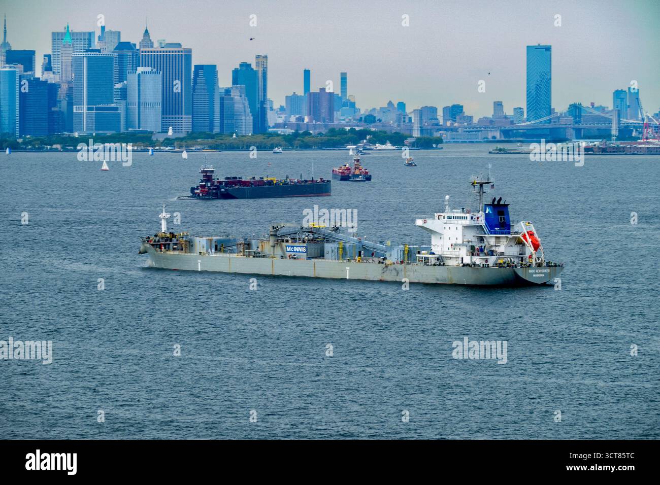 New York City, NY - USA - 27. September 2025 Blick auf die Skyline und den Hafen von New York City mit mehreren großen Schiffen, einschließlich der NACC NEWYORKER Cement carr Stockfoto