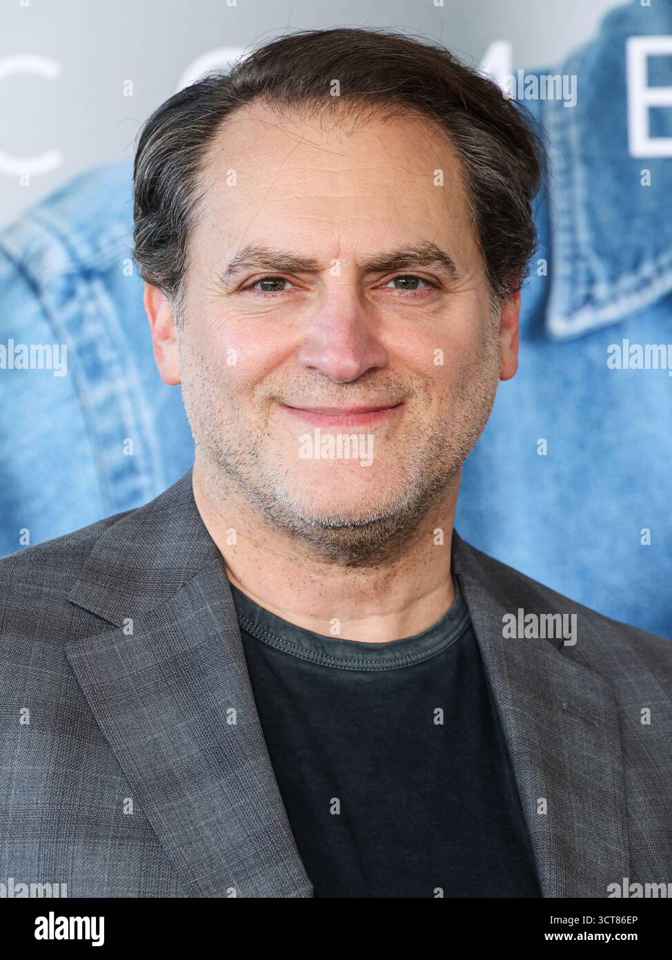 MIRACLE MILE, LOS ANGELES, KALIFORNIEN, USA - 4. OKTOBER: Der US-amerikanische Schauspieler Michael Stuhlbarg kommt am 4. OKTOBER 2025 in Miracle Mile, Los Angeles, Kalifornien, bei der Sondervorführung von „After the Hunt“ der Amazon MGM Studios im David Geffen Theater im Academy Museum of Motion Pictures. (Foto: Xavier Collin/Image Press Agency) Stockfoto