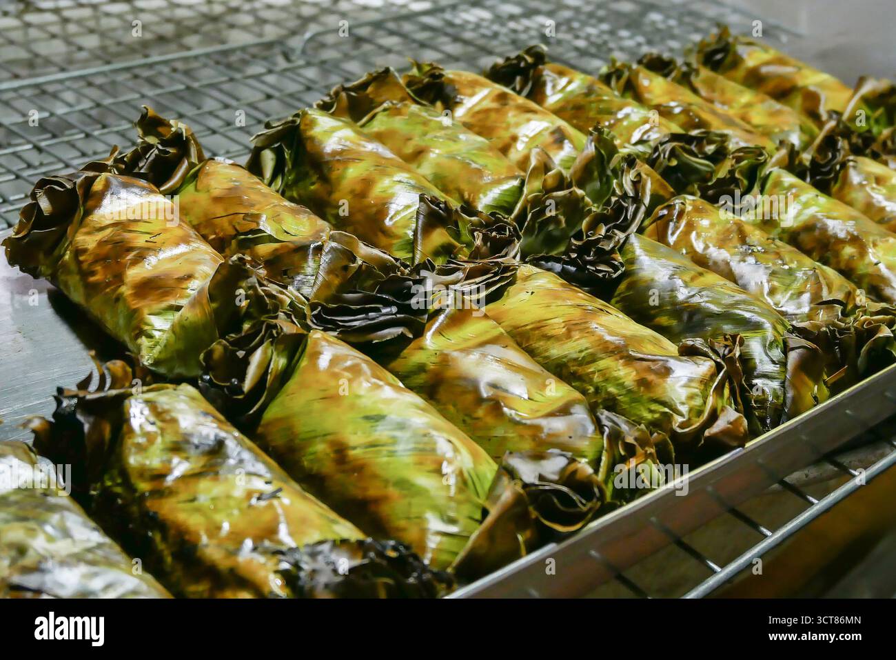 Geblättert gegrillte Knödel auf einem Metallgestell. Stockfoto