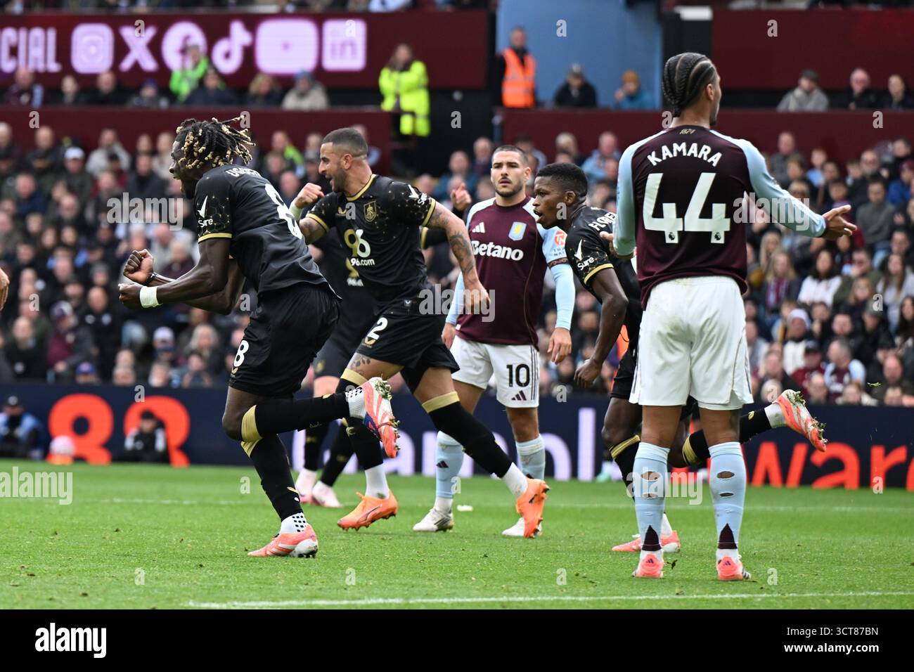 Burnleys Lesley Ugochukwu (links) feiert das erste Tor ihrer Mannschaft während des Premier League-Spiels im Villa Park, Birmingham. Bilddatum: Sonntag, 5. Oktober 2025. Stockfoto Burnleys Lesley Ugochukwu (links) feiert das erste Tor ihrer Mannschaft während des Premier League-Spiels im Villa Park, Birmingham. Bilddatum: Sonntag, 5. Oktober 2025. Stockfoto