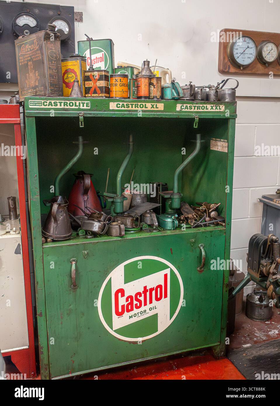 Das Anson Engine Museum ist eines der größten Motorenmuseen in Europa. Mit Castrol Motor-Ölabfüllschrank für 3 Ölsorten. Stockfoto