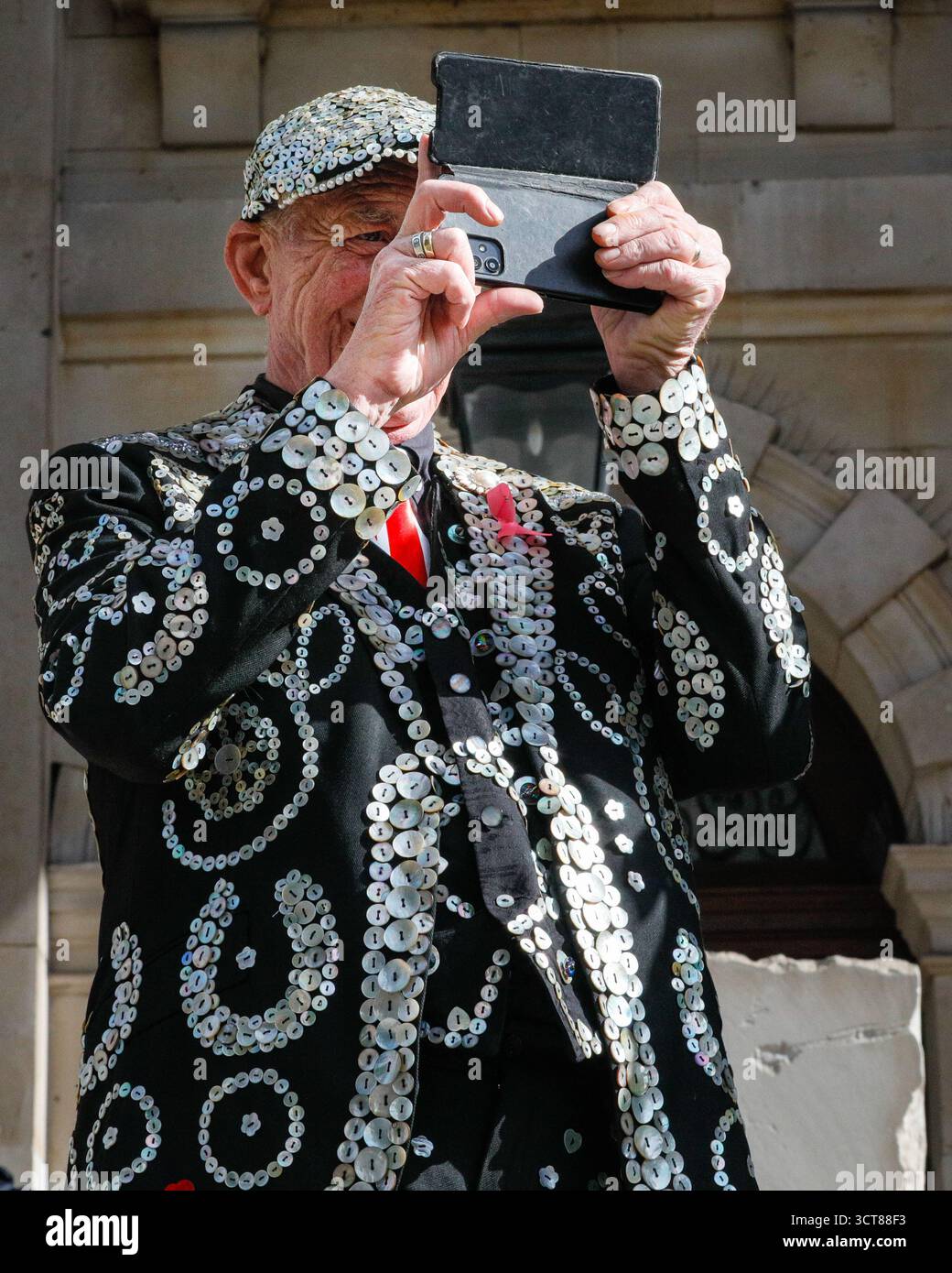London, Großbritannien. Oktober 2025. Die ursprüngliche Pearly Kings and Queens Association feiert ihr jährliches Harvest Festival in der St. Martin-in-the-Fields Kirche im Zentrum von London. Der Verein entstand 1875. Die Pearly Kings and Queens geben ihre Zeit frei, um Gelder für benannte Wohltätigkeitsorganisationen zu sammeln, um anderen eine bessere Lebensweise zu bieten und diejenigen zu unterstützen, die Hilfe benötigen. Quelle: Imageplotter/Alamy Live News Stockfoto