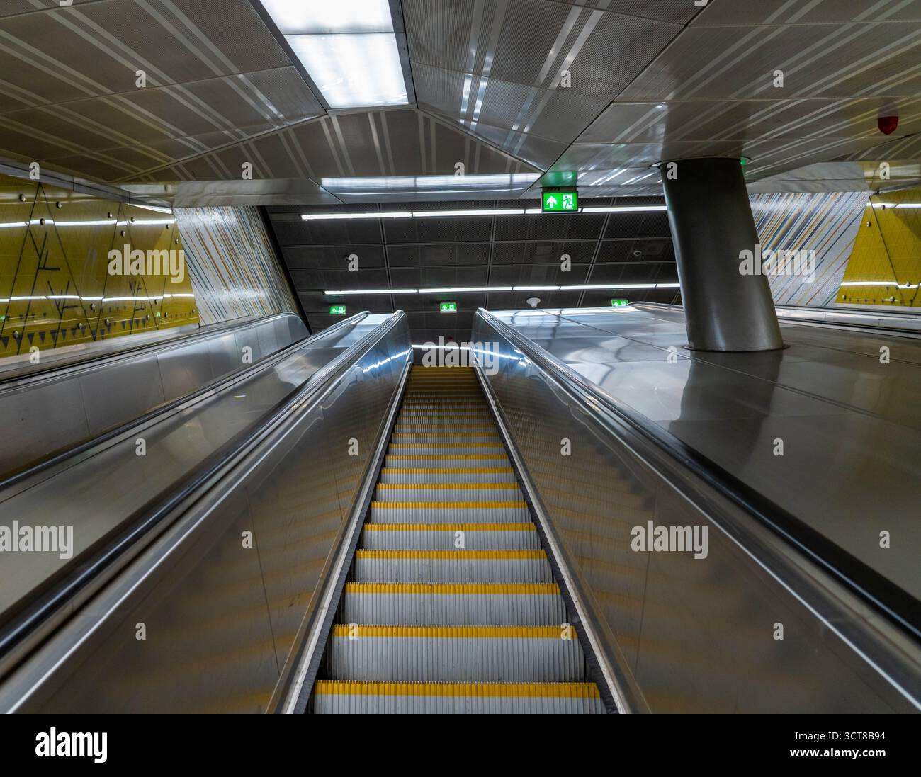 Ich suche nach einem leeren Eskalator in einer Budapest Ungarn U-Bahn-Station Stockfoto