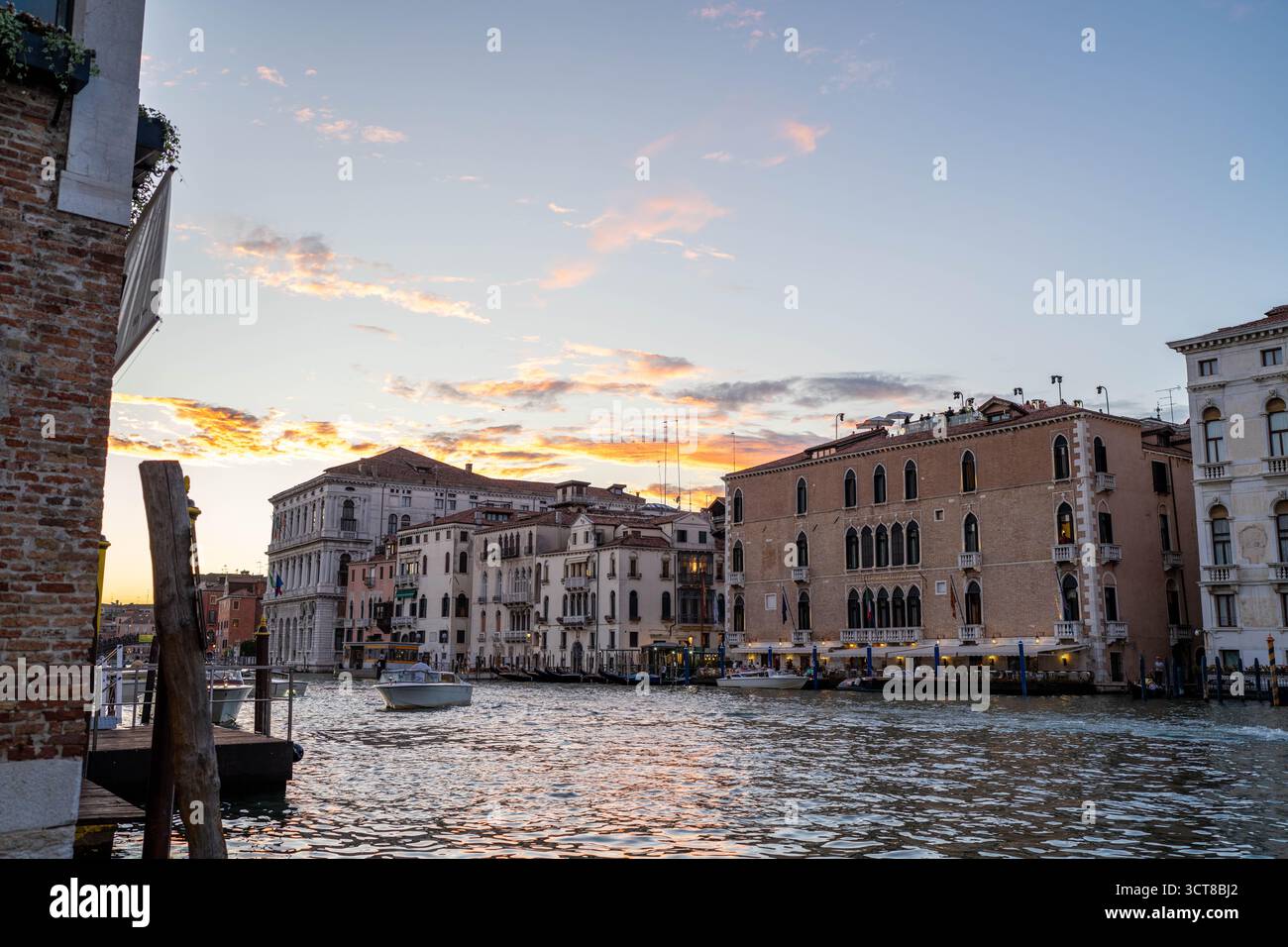 Venedig Italien - 3. September 2025: Sonnenuntergang auf dem Canal Grande in Venedig mit einem bunten Himmel Stockfoto