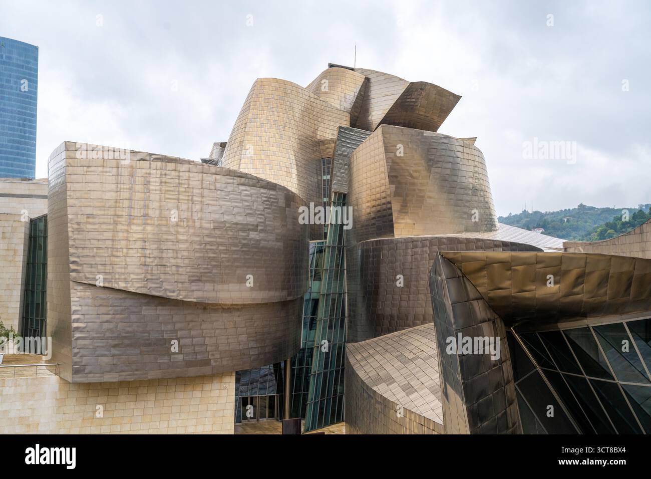 Bilbao Spanien - 18. August 2025: Außenansicht des Guggenheim Museums in Bilbao Spanien an einem bewölkten Tag Stockfoto