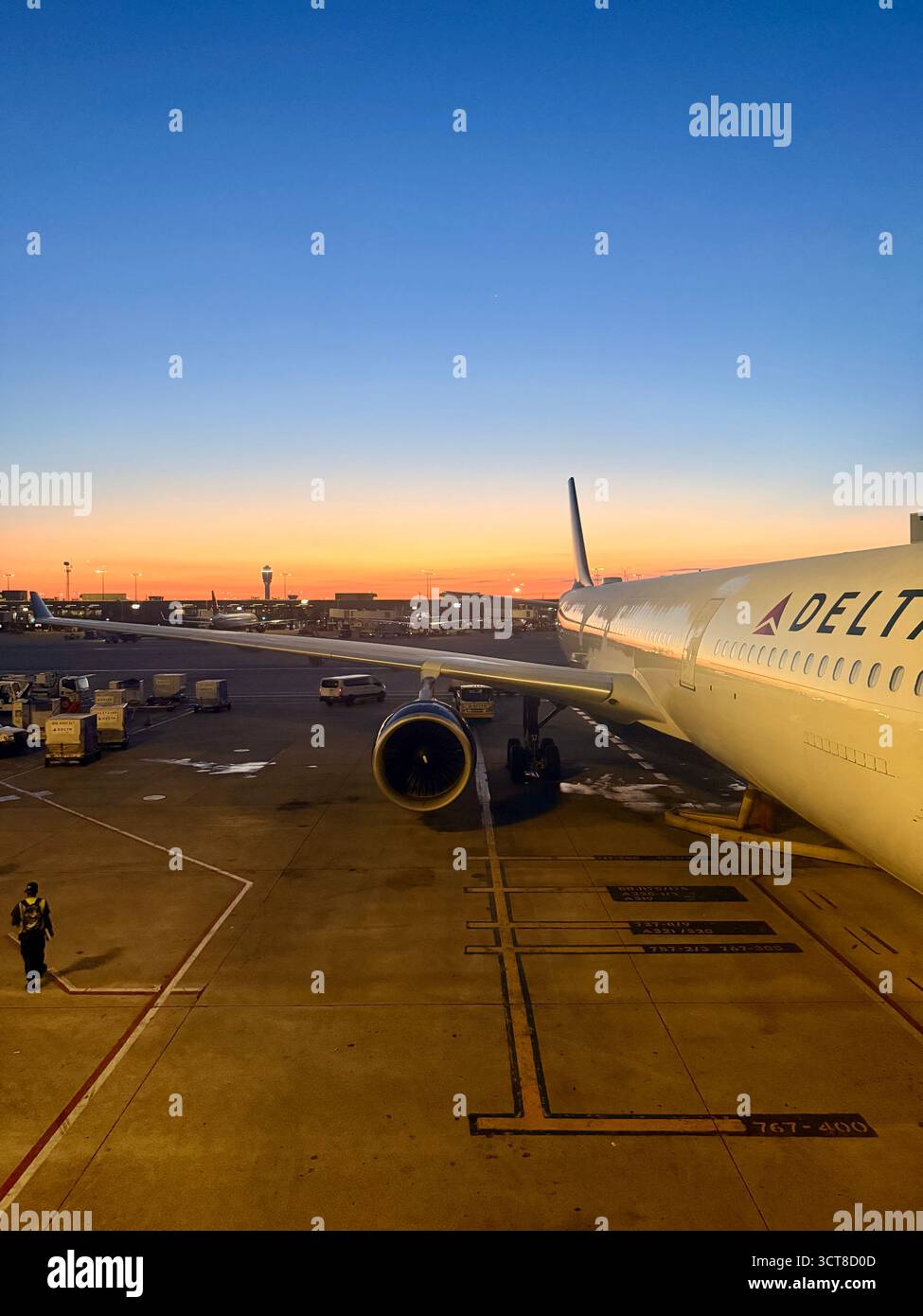 Delta Air Lines Flugzeug am Flughafen Atlanta bei Sonnenuntergang - Smartphone-aufgenommenes Stockfoto