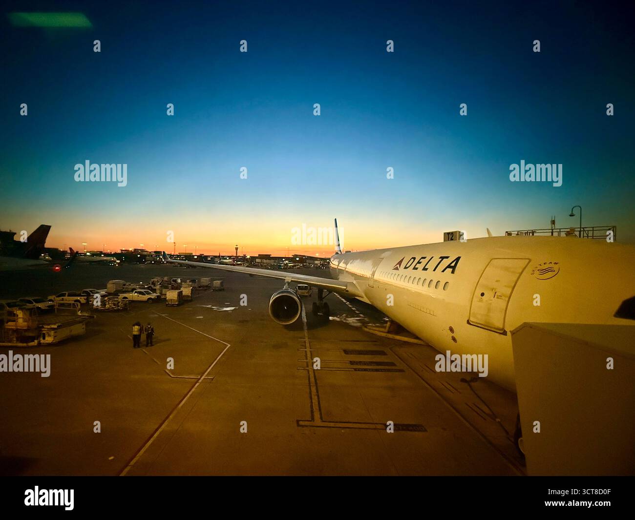Delta Air Lines Flugzeug am Flughafen Atlanta bei Sonnenuntergang - Smartphone-aufgenommenes Stockfoto