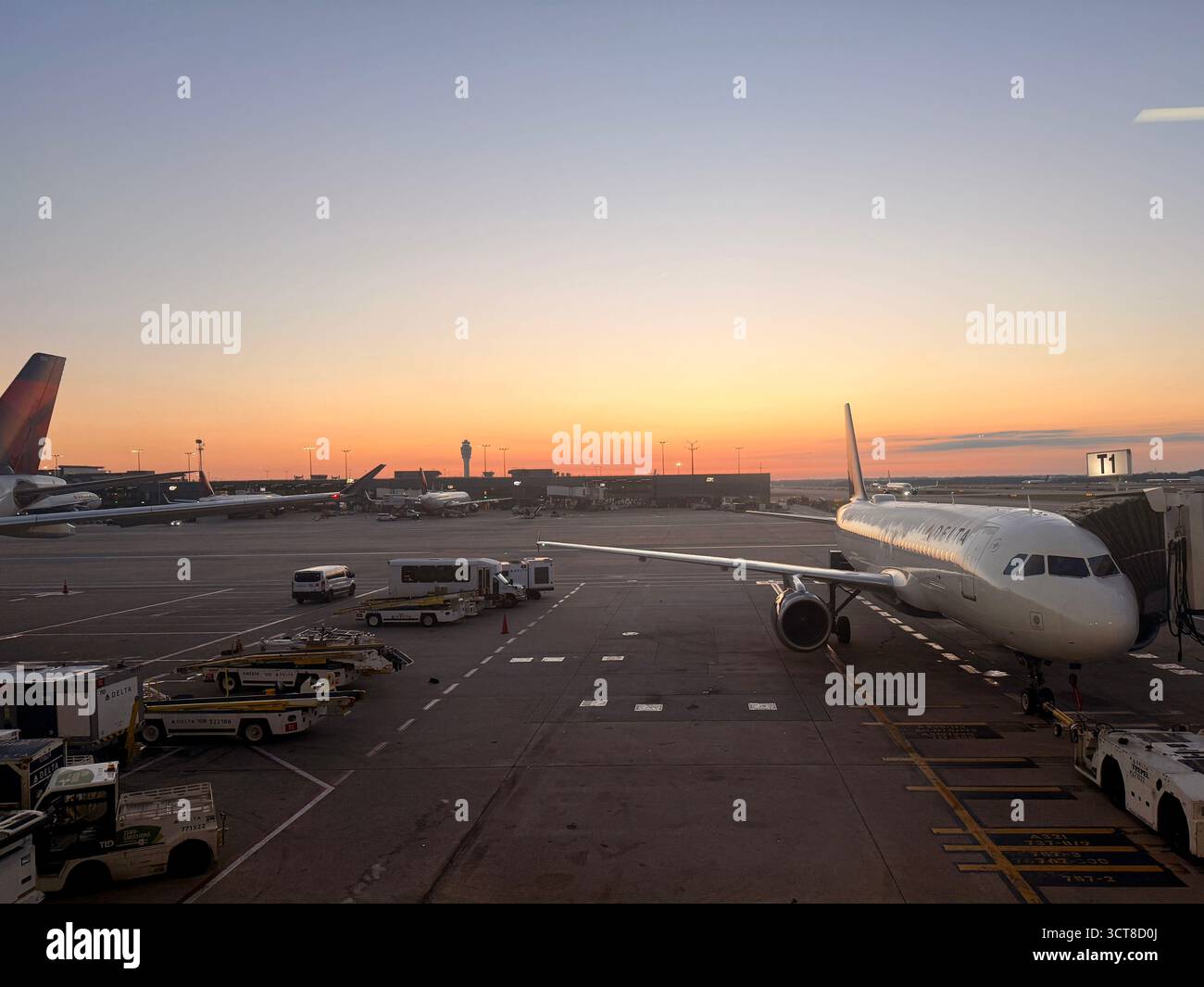 Delta Air Lines Flugzeug am Flughafen Atlanta bei Sonnenuntergang - Smartphone-aufgenommenes Stockfoto