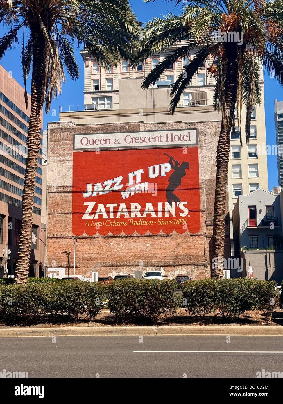 Wandgemälde von Zatarain im Queen and Crescent Hotel in der Innenstadt von New Orleans - Smartphone-aufgenommenes Stockfoto