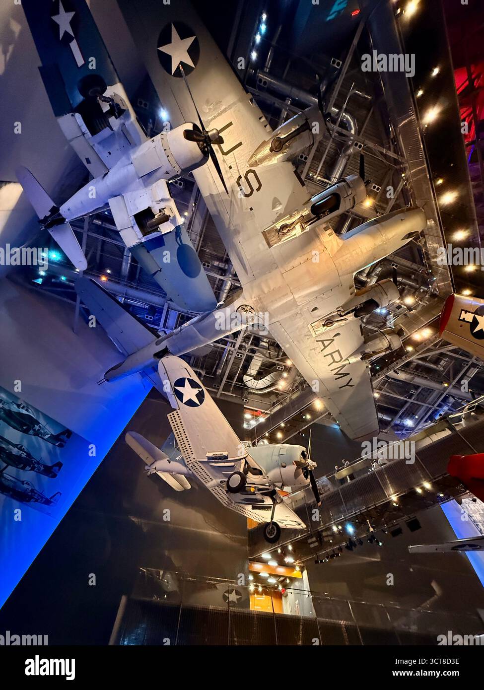 Ausstellung von Flugzeugen aus dem Zweiten Weltkrieg im National WWII Museum in New Orleans - Smartphone-aufgenommenes Stockfoto