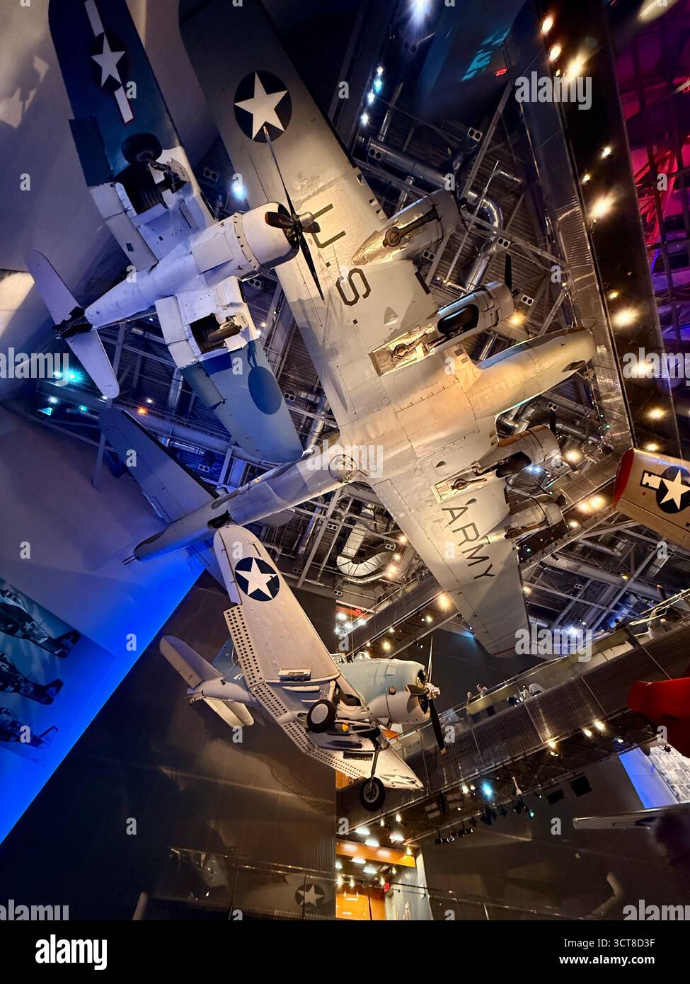 Ausstellung von Flugzeugen aus dem Zweiten Weltkrieg im National WWII Museum in New Orleans - Smartphone-aufgenommenes Stockfoto