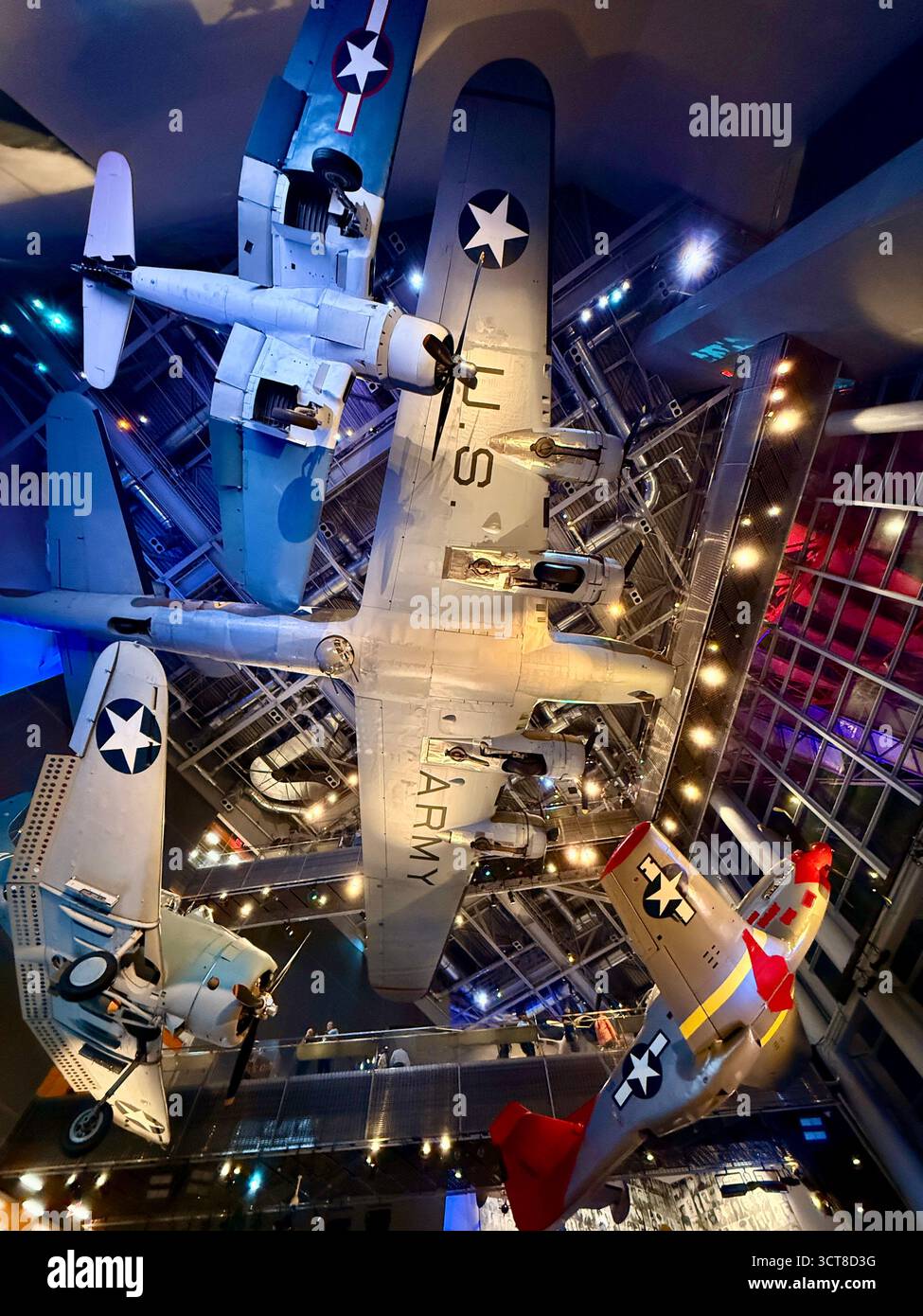Ausstellung von Flugzeugen aus dem Zweiten Weltkrieg im National WWII Museum in New Orleans - Smartphone-aufgenommenes Stockfoto