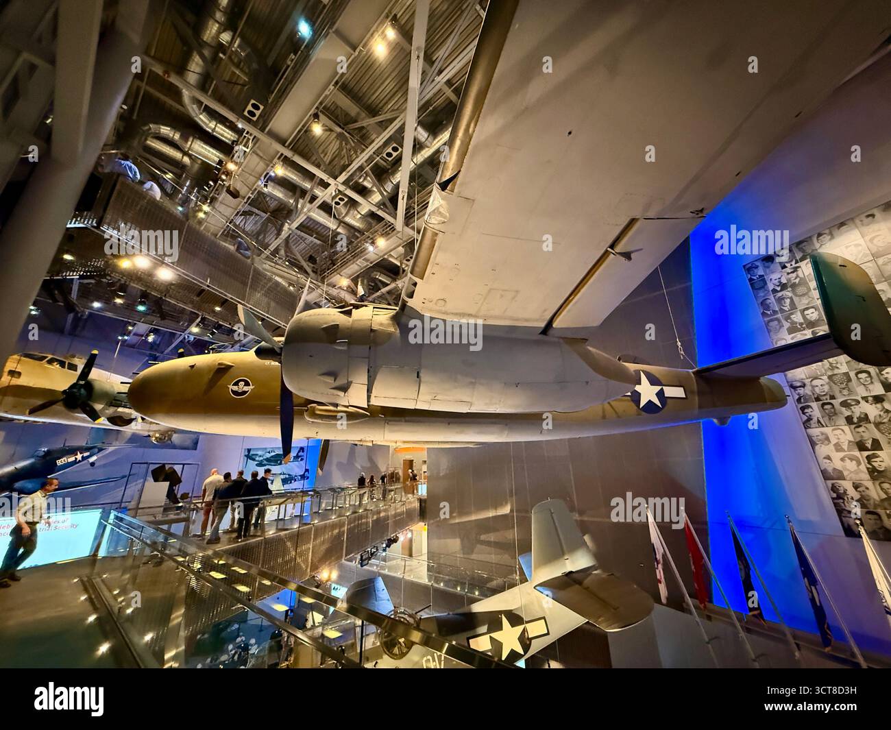 Ausstellung von Flugzeugen aus dem Zweiten Weltkrieg im National WWII Museum in New Orleans - Smartphone-aufgenommenes Stockfoto