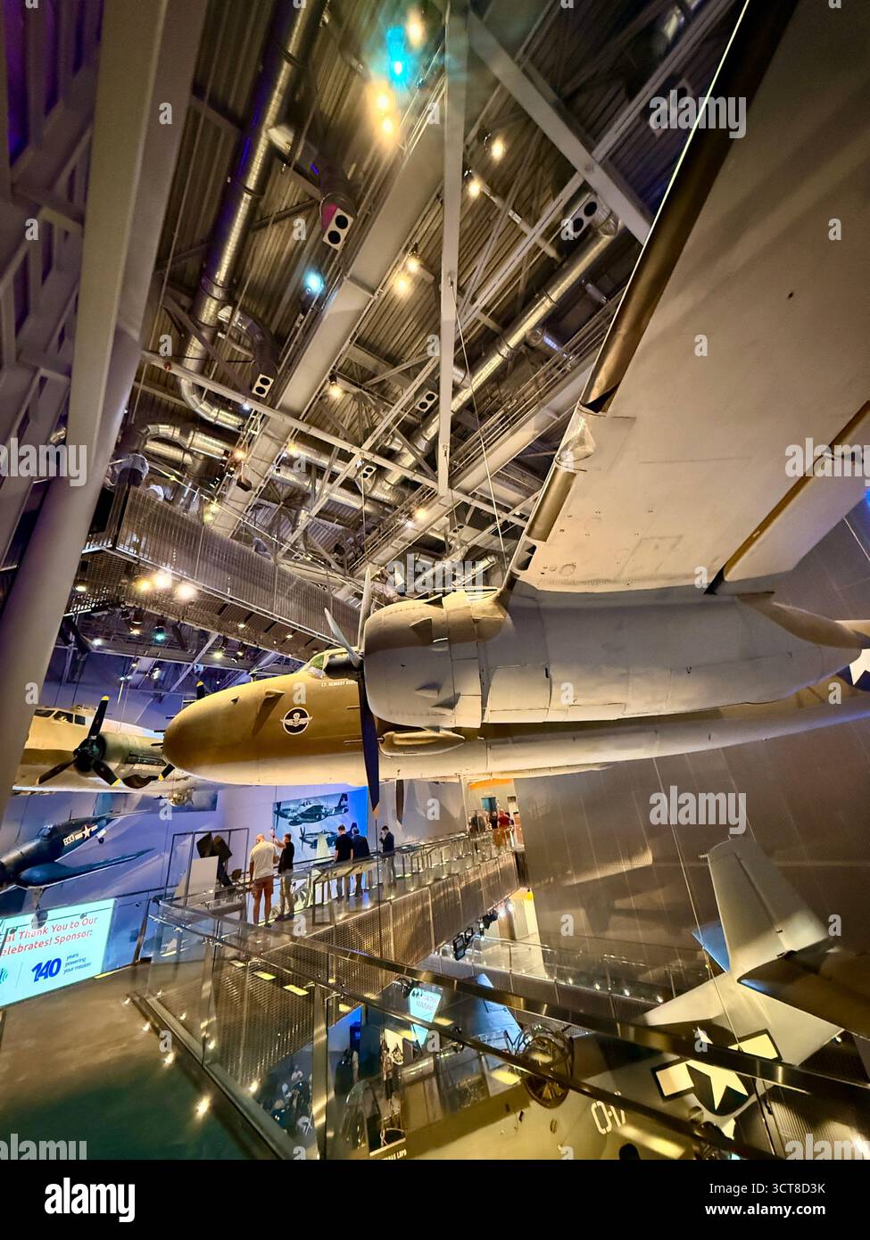 Ausstellung von Flugzeugen aus dem Zweiten Weltkrieg im National WWII Museum in New Orleans - Smartphone-aufgenommenes Stockfoto