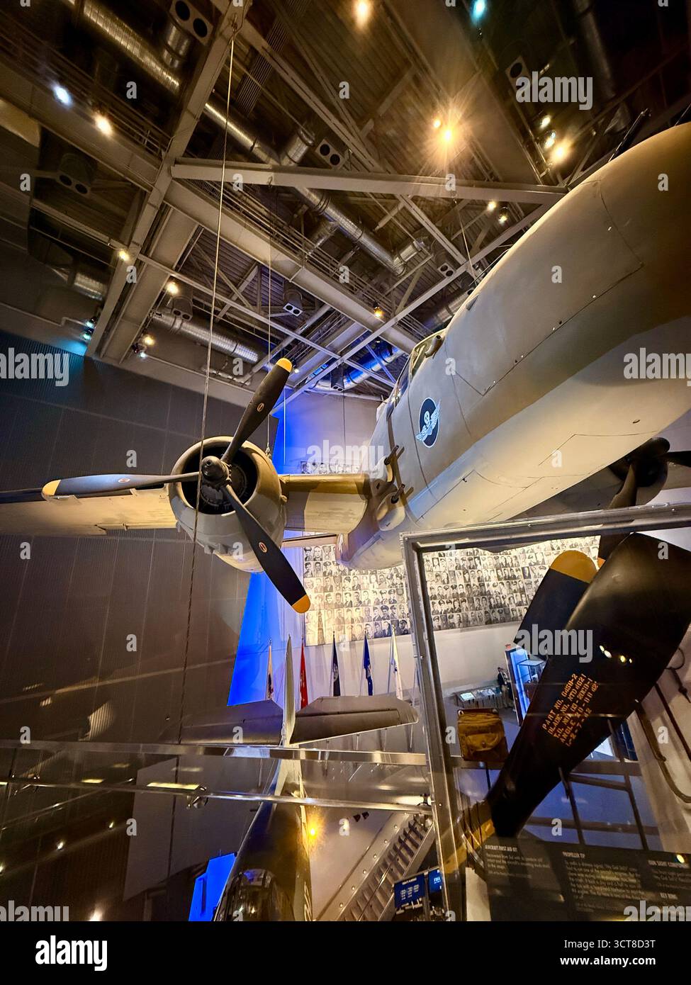 Ausstellung von Flugzeugen aus dem Zweiten Weltkrieg im National WWII Museum in New Orleans - Smartphone-aufgenommenes Stockfoto