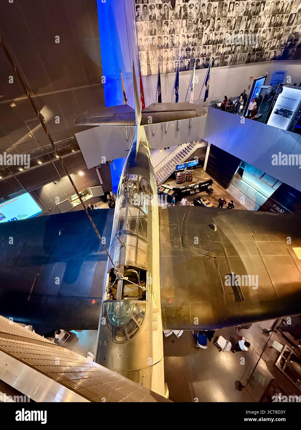 Ausstellung von Flugzeugen aus dem Zweiten Weltkrieg im National WWII Museum in New Orleans - Smartphone-aufgenommenes Stockfoto