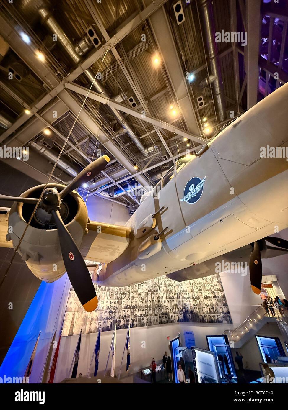 Ausstellung von Flugzeugen aus dem Zweiten Weltkrieg im National WWII Museum in New Orleans - Smartphone-aufgenommenes Stockfoto