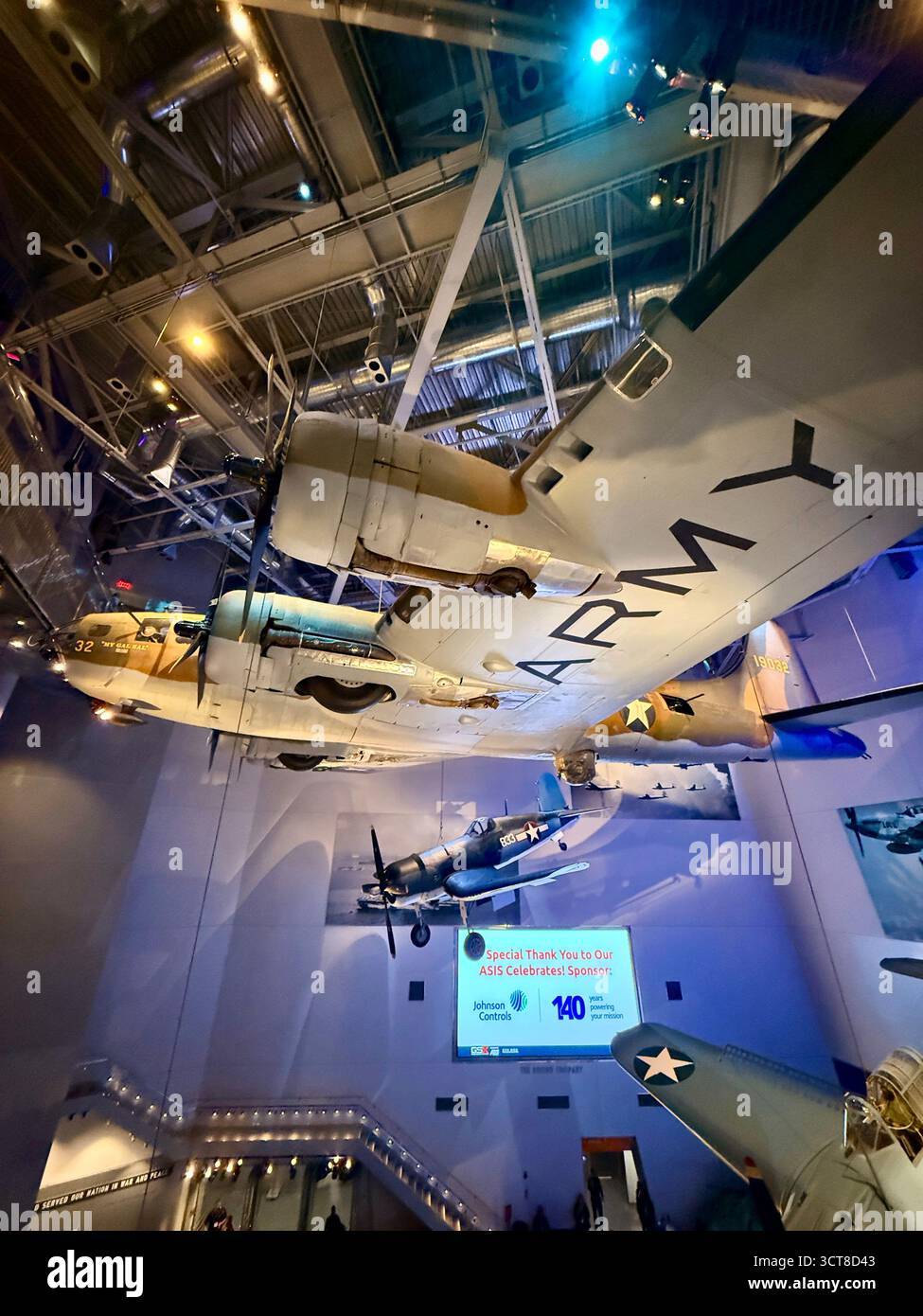 Ausstellung von Flugzeugen aus dem Zweiten Weltkrieg im National WWII Museum in New Orleans - Smartphone-aufgenommenes Stockfoto