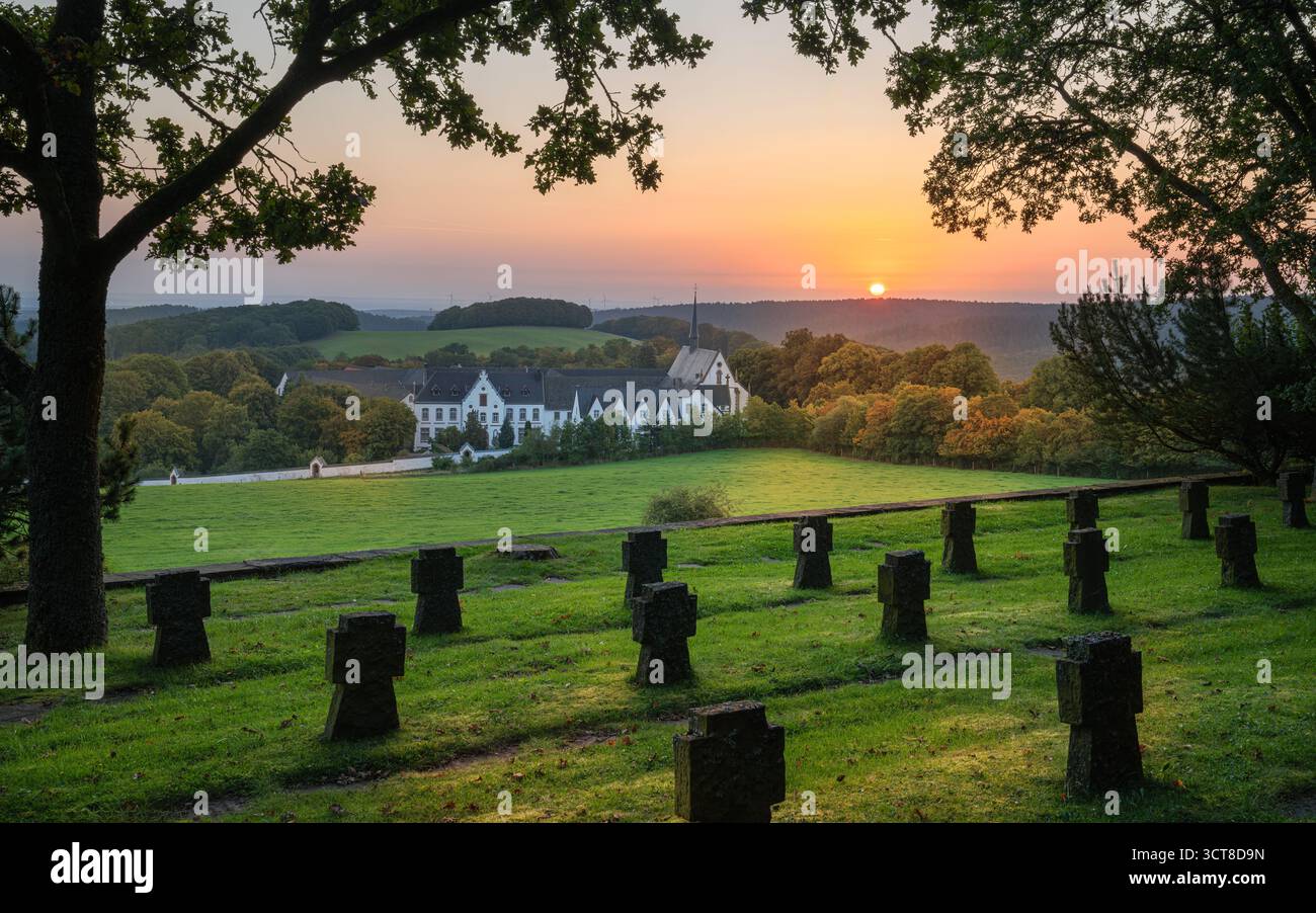 Heimbach, Deutschland - 10. September 2023: Panoramabild des Klosters Mariawald am 10. September 2023 in Eifel, Nordrhein-Westfalen Stockfoto