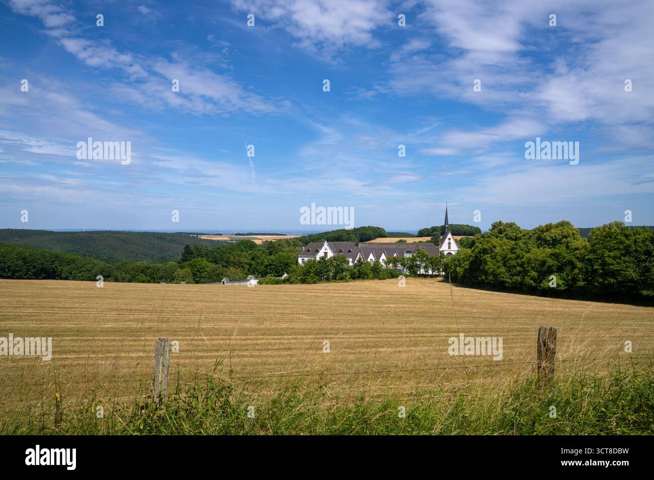 Heimbach, Deutschland - 5. Juli 2025: Panoramabild des Klosters Mariawald am 5. Juli 2025 in Eifel, Nordrhein-Westfalen Stockfoto