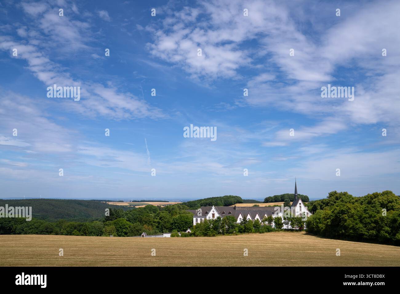 Heimbach, Deutschland - 5. Juli 2025: Panoramabild des Klosters Mariawald am 5. Juli 2025 in Eifel, Nordrhein-Westfalen Stockfoto