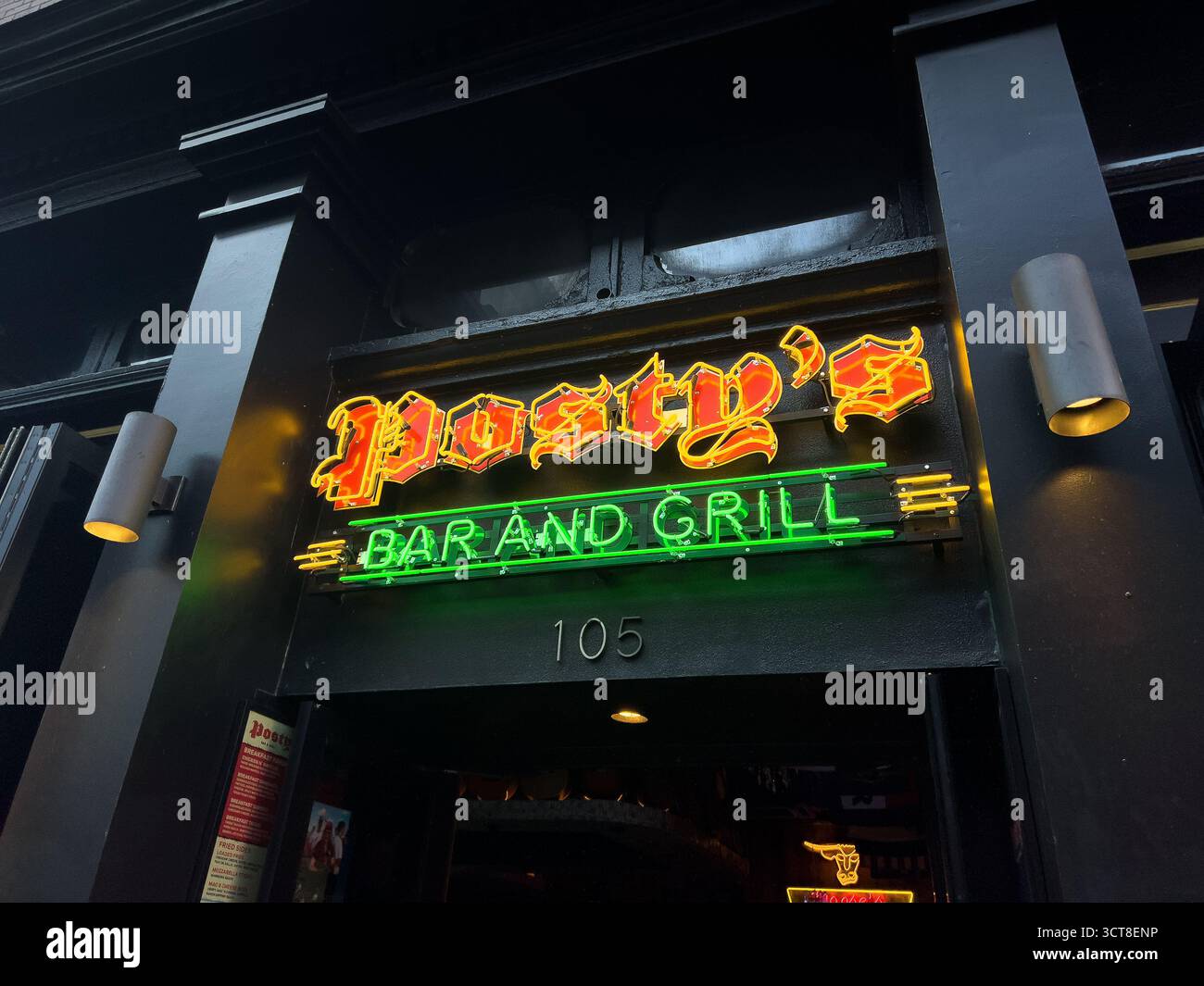 Das Posty’s Nashville ist die neueste Bar am Broadway von Post Malone. Die Bar verfügt über einen Bereich mit Live-Bühne und eine Bar und Grill mit Sportangeboten. Stockfoto