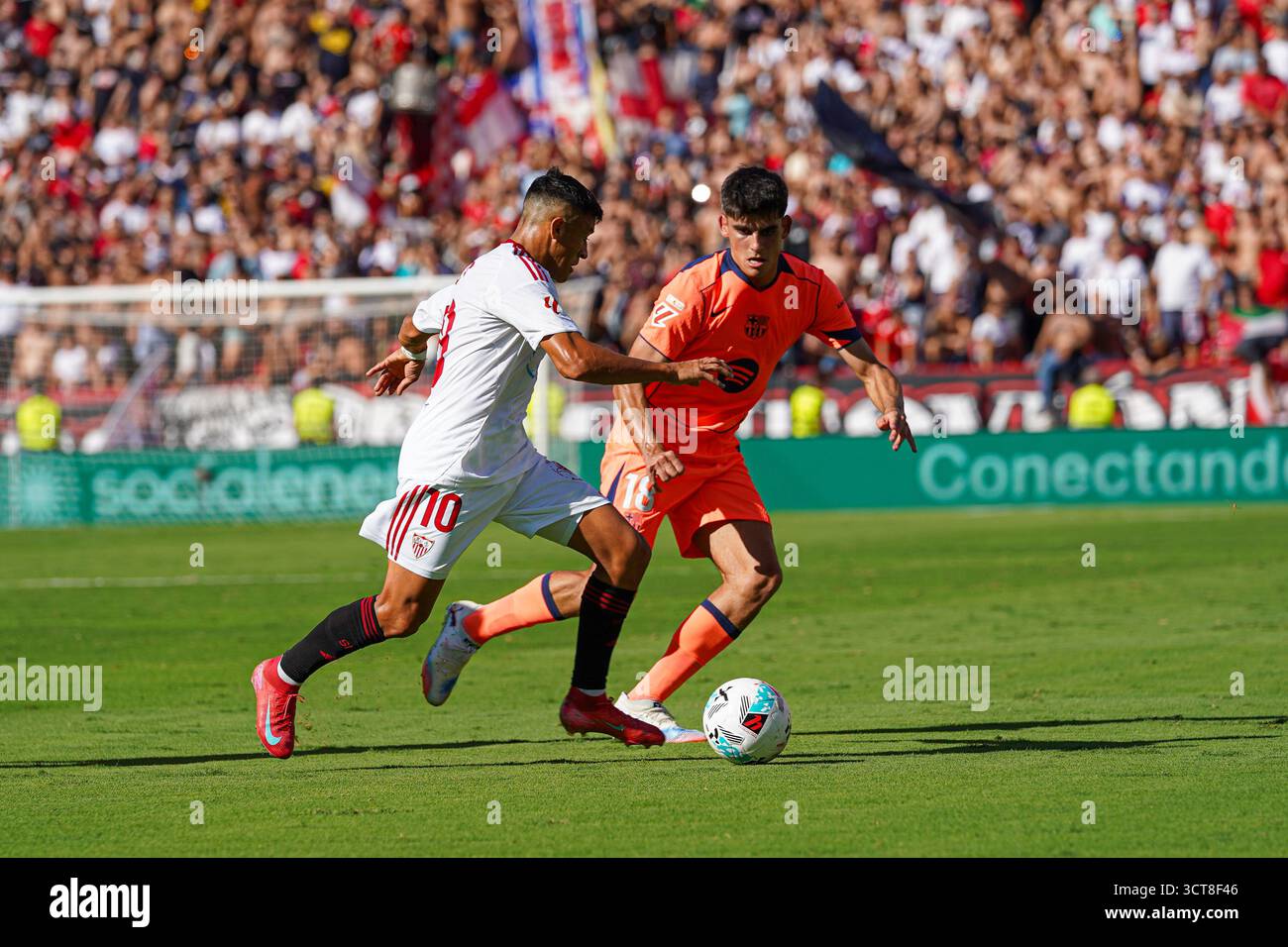 Sevilla, Spanien. 5. oktober 2025. Alexis Sanchez (Sevilla FC) während des Spiels von Sevilla FC gegen FC Barcelona bei Sanchez Pizjuan. Quelle: Fernando Vazquez / Alamy Live News Stockfoto Sevilla, Spanien. 5. oktober 2025. Alexis Sanchez (Sevilla FC) während des Spiels von Sevilla FC gegen FC Barcelona bei Sanchez Pizjuan. Quelle: Fernando Vazquez / Alamy Live News Stockfoto
