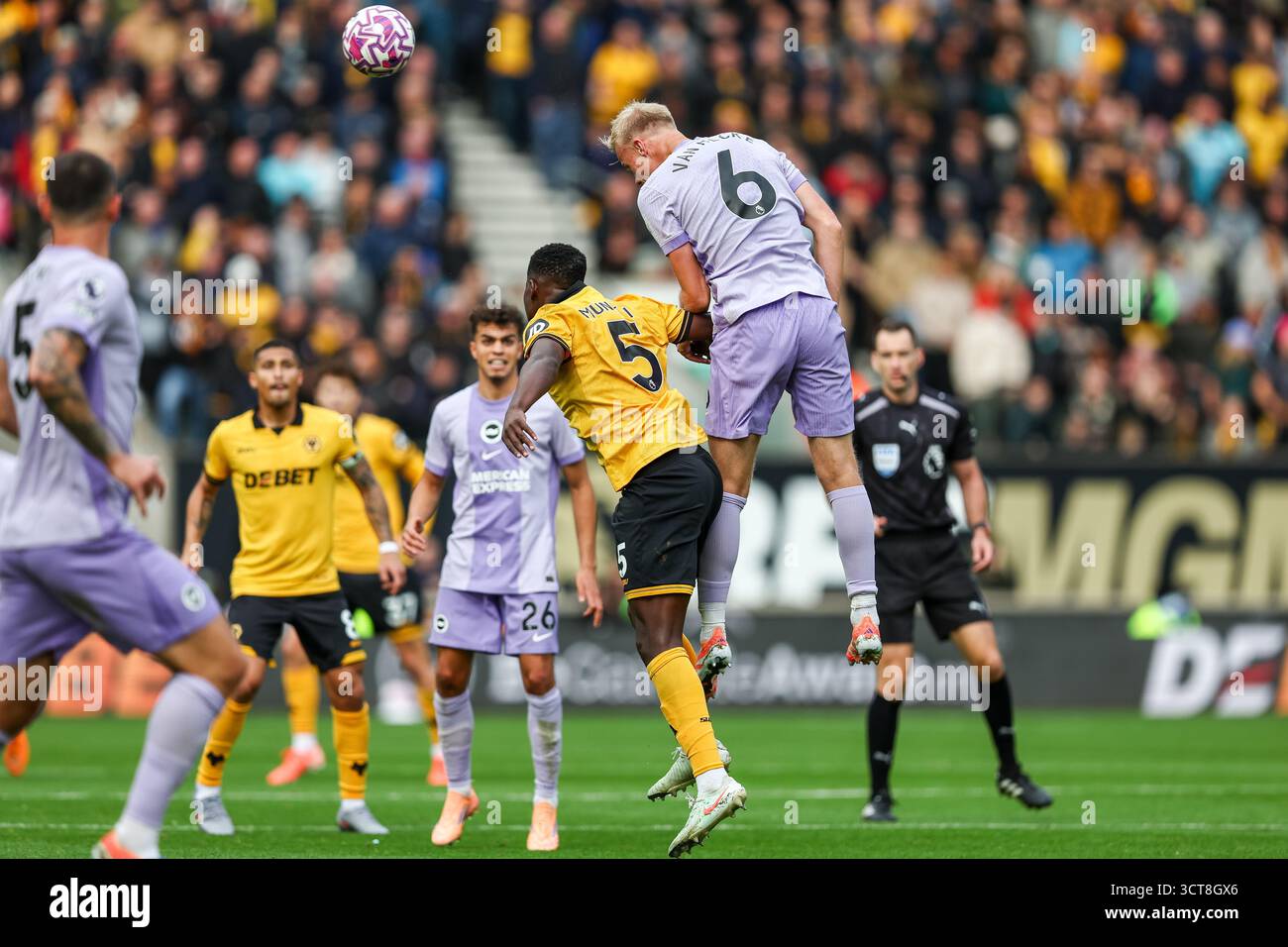 Molineux, Wolverhampton am Sonntag, 5. Oktober 2025. 6. Jan Paul van Hecke aus Brighton wird über 5, Marshall Munetsi aus Wolverhampton Wanderers, um sich während des Premier League-Spiels zwischen Wolverhampton Wanderers und Brighton und Hove Albion am Sonntag, den 5. Oktober 2025 in Molineux, Wolverhampton, zu einem Auftakt zu bewegen. (Foto: Stuart Leggett | MI News) Credit: MI News & Sport /Alamy Live News Stockfoto
