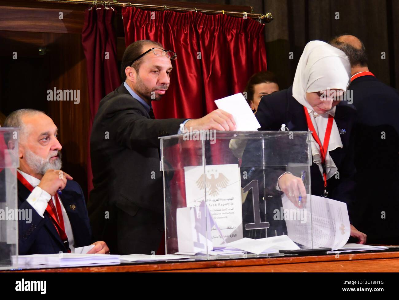 Damaskus. Oktober 2025. Dieses am 5. Oktober 2025 aufgenommene Foto zeigt eine Szene an einem Wahlort für die Wahl der neuen syrischen Legislaturperiode in Damaskus, Syrien. Die syrischen Übergangsbehörden starteten am Sonntag die ersten Parlamentswahlen seit dem Fall des ehemaligen Präsidenten Baschar al-Assad im vergangenen Dezember und markierten damit eine neue Phase des politischen Übergangs des Landes nach dem Konflikt. Quelle: Ammar Safarjalani/Xinhua/Alamy Live News Stockfoto