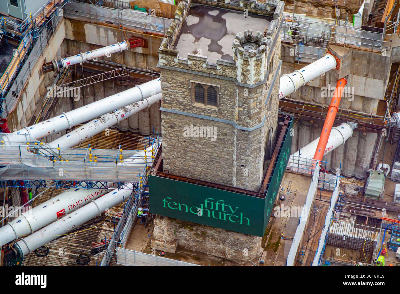 Die Bauarbeiten in der City of London werden um den gesamten Hallows Staining Church Tower in London fortgesetzt und schützen ein denkmalgeschütztes Gebäude. Stockfoto