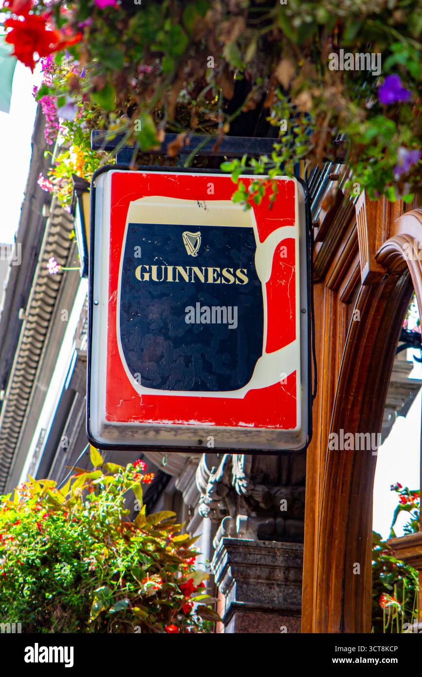 Ein altes Guinness-Schild vor der berühmten Palace Bar in Dublin, County Eire, Irland Stockfoto