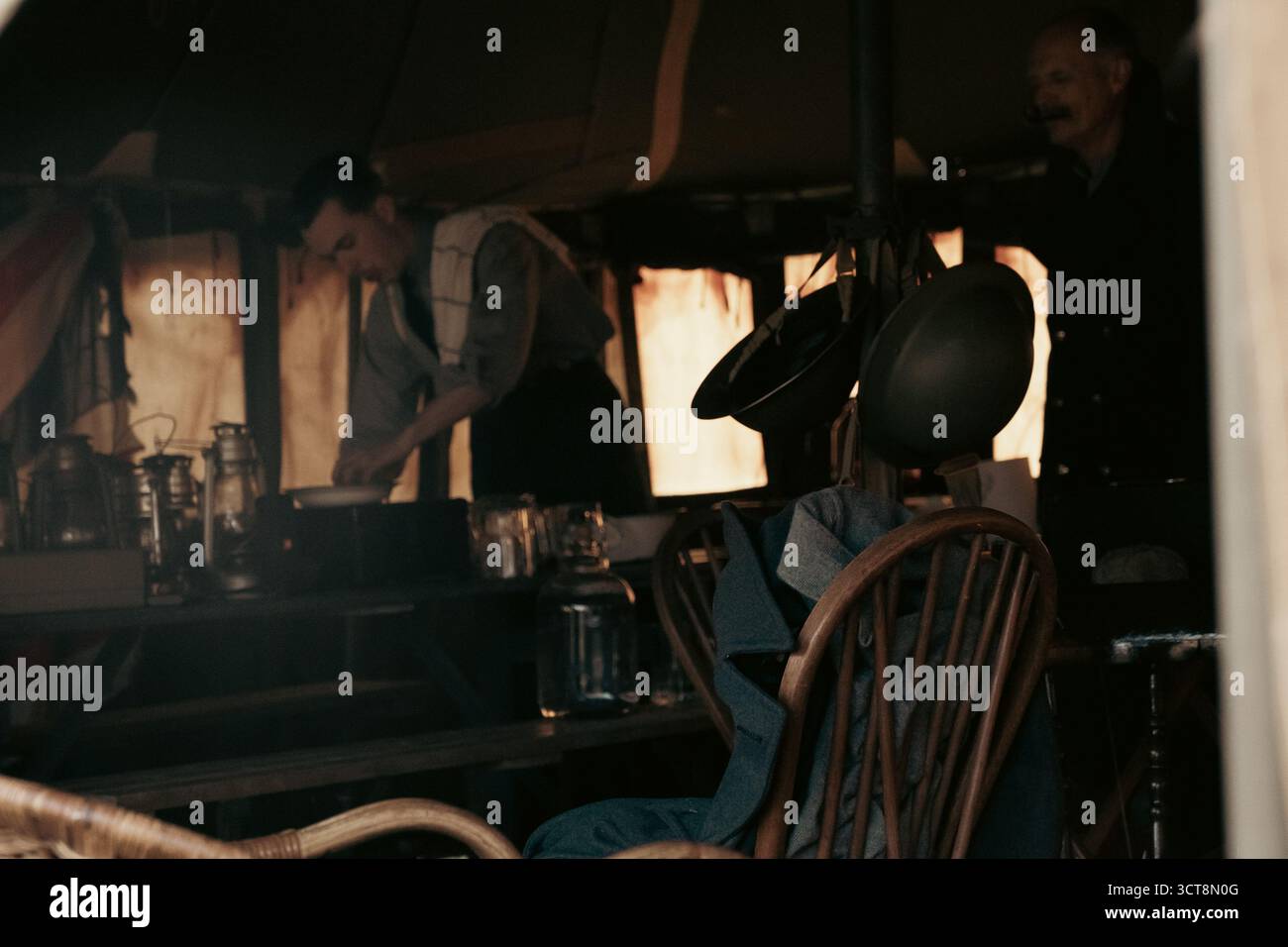 Historische Küche mit traditionellem Kochgeschirr und Holzmöbeln Stockfoto