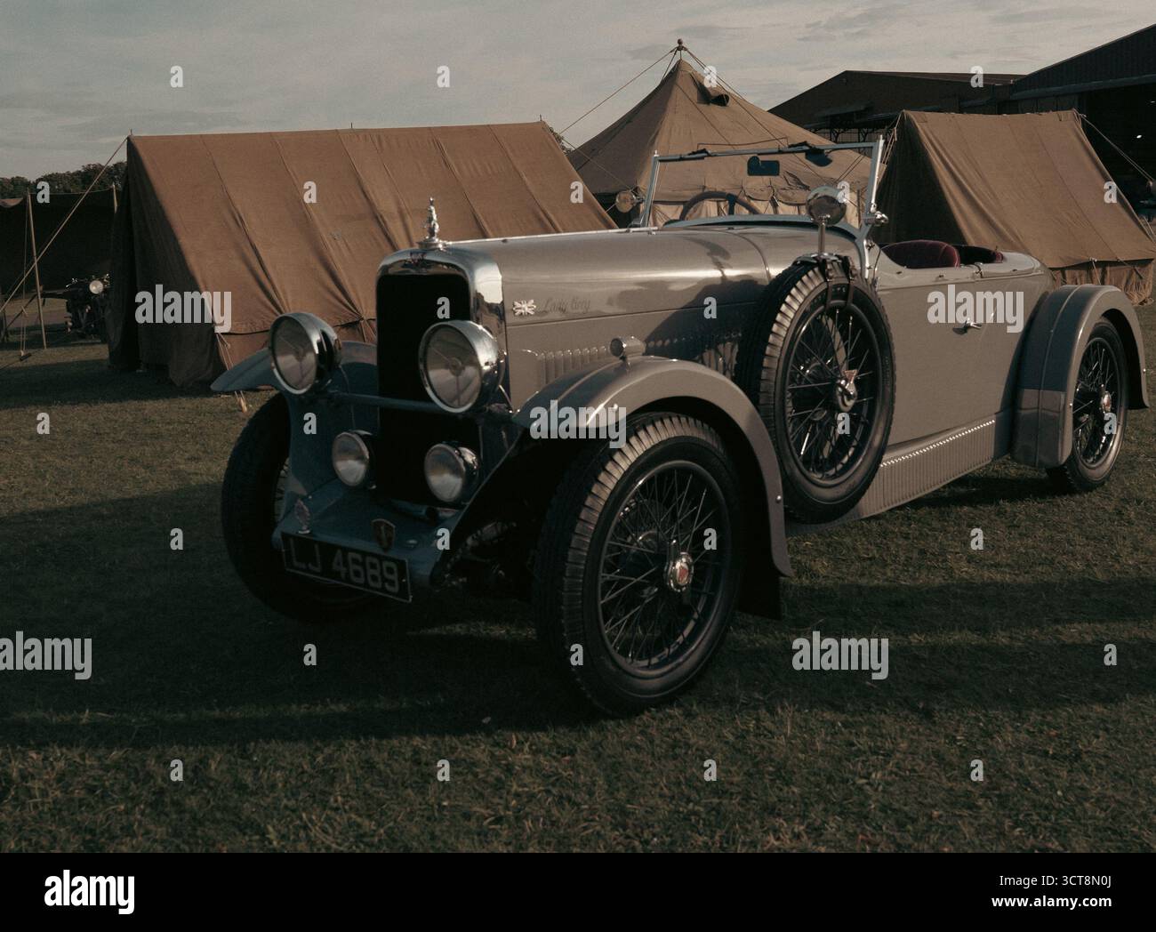 Klassischer Oldtimer von Bentley bei einer historischen Flugveranstaltung mit Militärzelten aus der Zeit Stockfoto