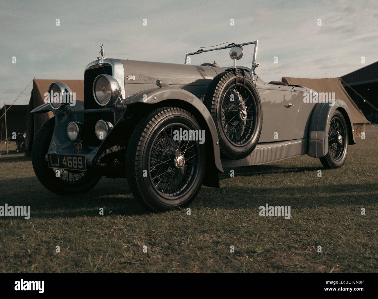 Klassischer Bentley-Oldtimer mit Drahträdern auf der Duxford-Motorshow Stockfoto