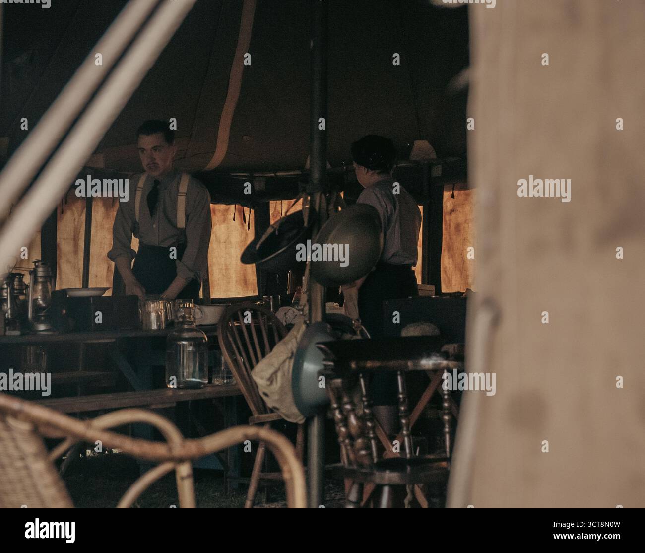 Historische Nachstellung Besatzung, die im Duxford Aviation Museum alte Maschinen bedient Stockfoto