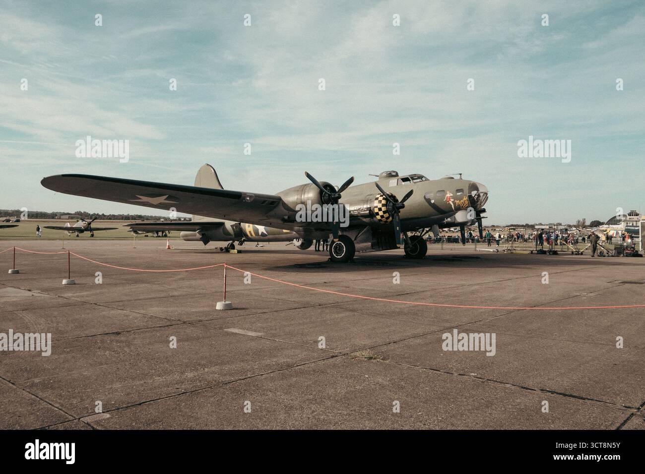 Oldtimer Boeing B-17 Flying Fortress Bomberflugzeug auf dem Duxford Airfield Stockfoto