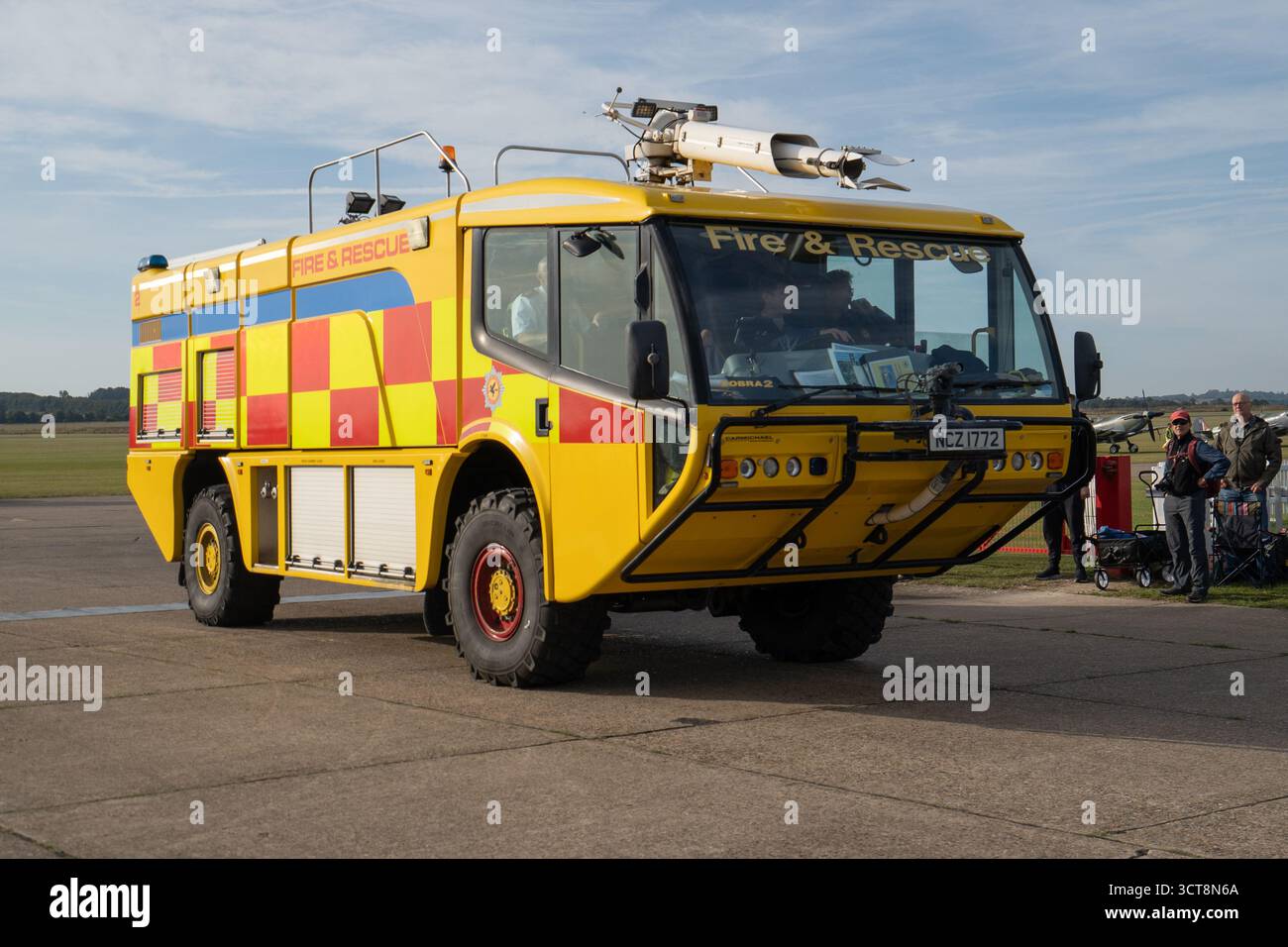 Flughafenfeuer- und Rettungsfahrzeug in markanter Gelb- und Rot-Lackierung in Duxford Stockfoto