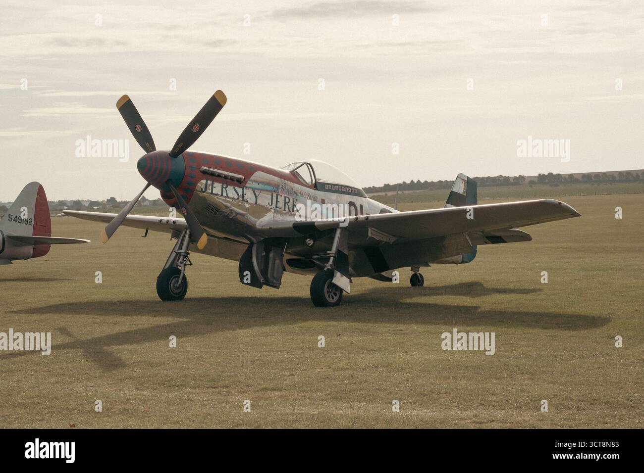 P-51 Mustang 'Jersey Jerk' Oldtimer-Kampfflugzeug auf Duxford Flugplatz Stockfoto
