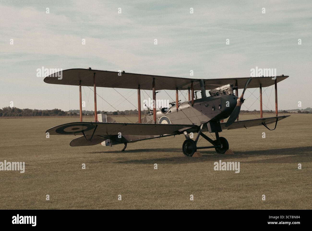 Vintage-Doppeldecker aus dem Ersten Weltkrieg auf dem Grasflugplatz im Imperial war Museum Duxford Stockfoto