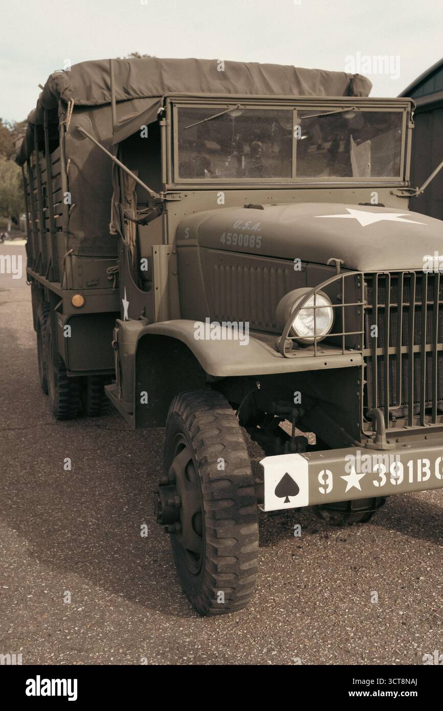 Amerikanischer Vintage-Militärwagen mit Leinwandbezug und Sternmarkierungen in Duxford Stockfoto