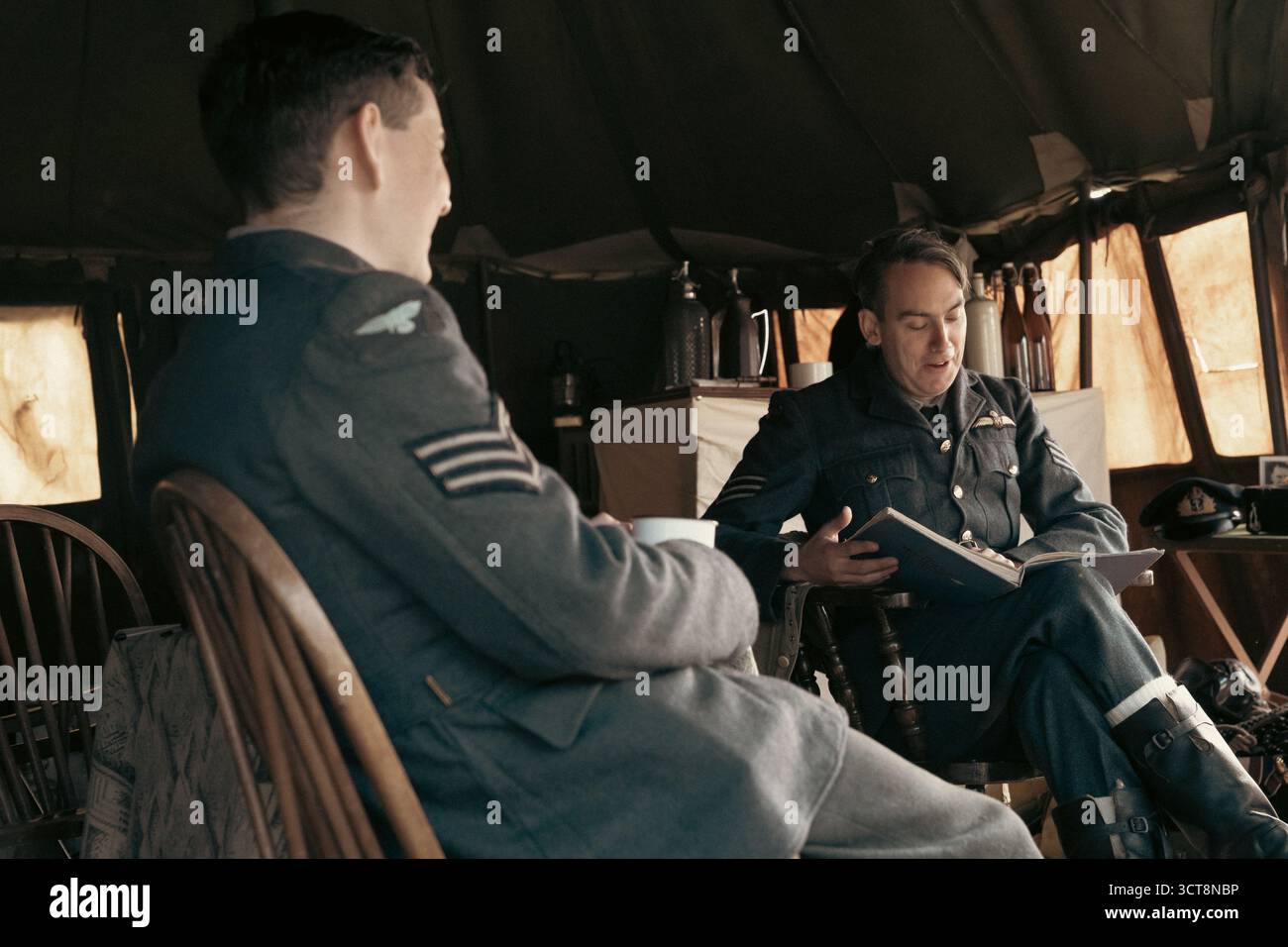 RAF-Flugzeugbesatzung im Cockpit eines Oldtimer-Flugzeugs im Duxford Museum Stockfoto