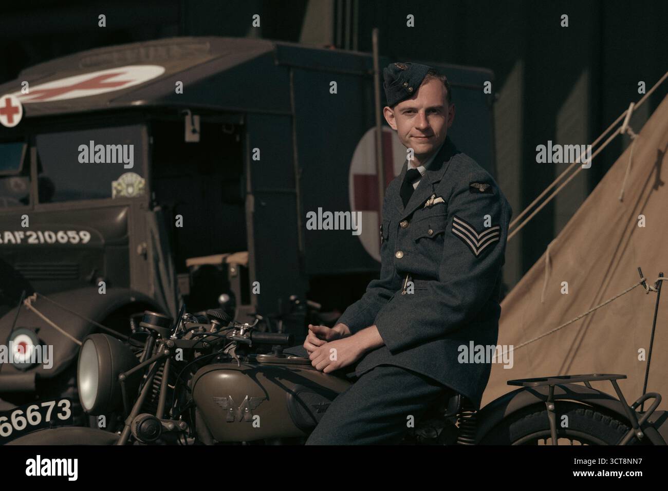 RAF-Sergeant in Zeituniform mit Vintage-Motorrad bei der Kriegsflugplatz-Ausstellung Stockfoto
