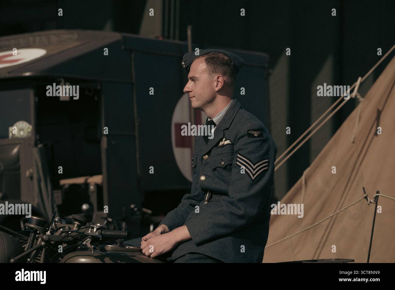 RAF-Sergeant in Zeituniform bei historischer Flugzeugausstellung Stockfoto