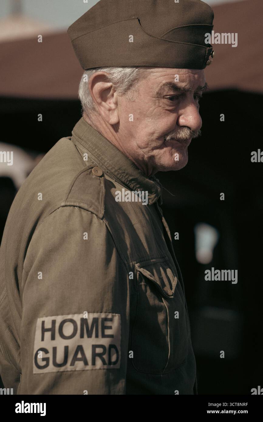Ein älterer Mann in der Uniform der Hauswache bei Duxford-Nachstellung Stockfoto Ein älterer Mann in der Uniform der Hauswache bei Duxford-Nachstellung Stockfoto