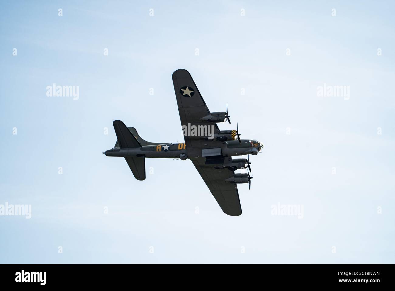 US-amerikanische Bomberflugzeuge aus dem Zweiten Weltkrieg fliegen auf der Duxford Air Show mit US-Militärmarkierungen Stockfoto