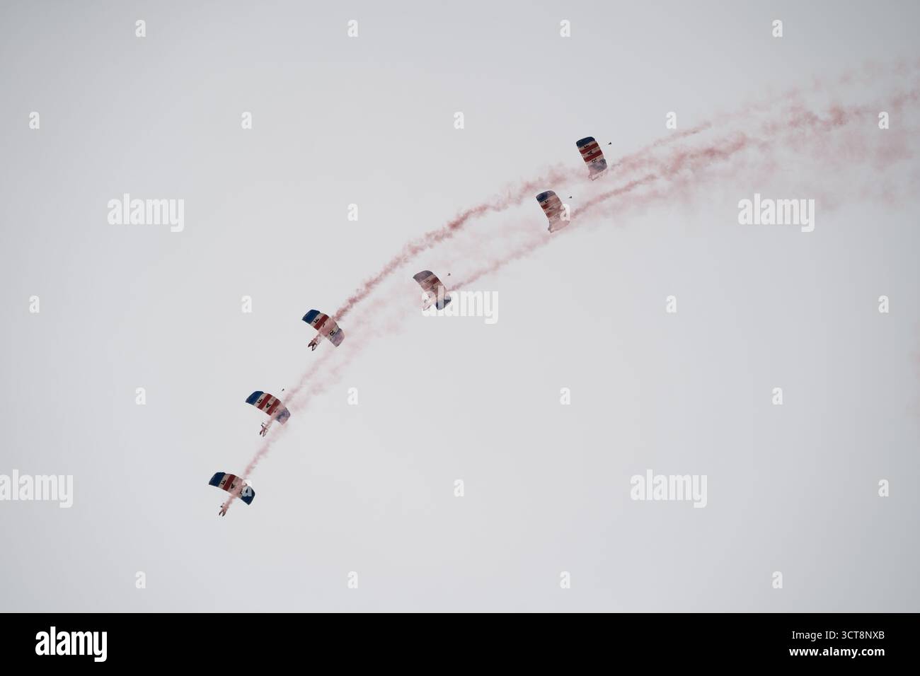RAF Falcons Fallschirmteam führt Luftvorführungen mit farbigen Rauchspuren durch Stockfoto