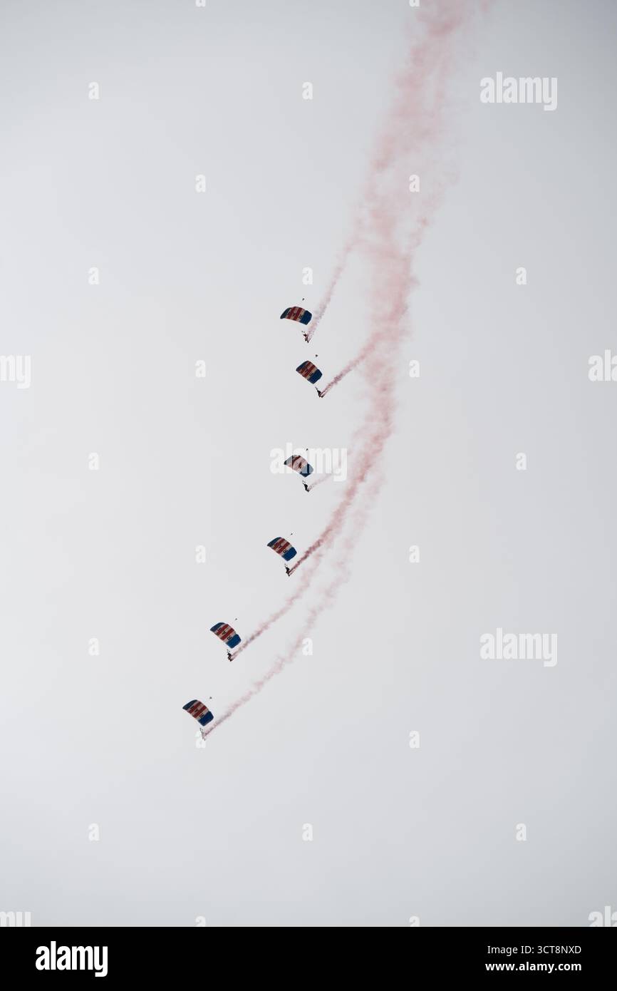 RAF Falcons Fallschirmspringer, die mit farbigem Rauchspur absteigen Stockfoto