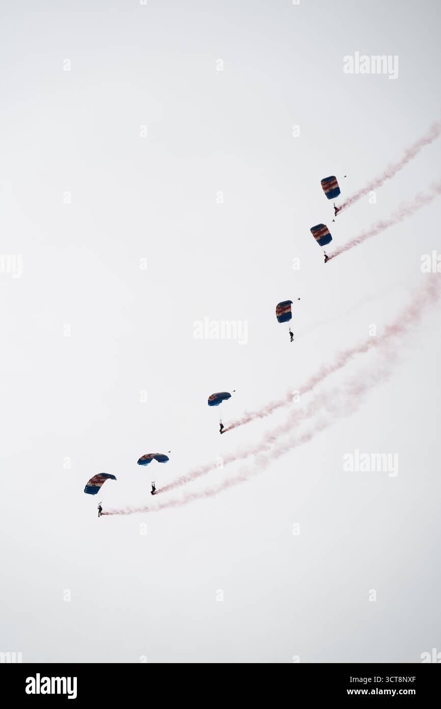 Fallschirmteam mit farbigen Rauchspuren auf der Duxford Airshow Stockfoto