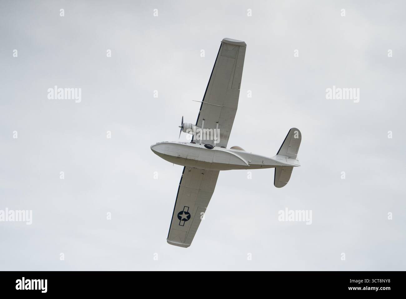Oldtimer-Militärflugzeug im Flug mit US Air Force-Markierungen auf der Airshow Stockfoto